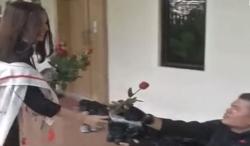 Ucapkan Terima Kasih, Warga Jakarta Berikan Bunga ke Aparat Keamanan 22 Mei