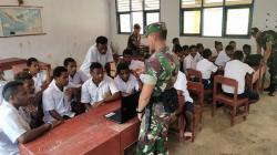Satgas Yonif 725 Ajari Pelajar SMP di Keerom Papua Operasionalkan Komputer