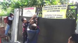 Akses Masuk Ditutup Pagar Tetangga, Ibu di Jember Terusir dari Rumahnya Sendiri