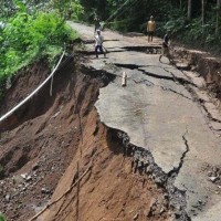 Diguyur Hujan, Jalan Penghubung Belasan Desa di Banyumas Longsor 