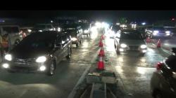 H-10 Lebaran, Antrean Kendaraan Mengular di Gerbang Tol Cikarang Utama