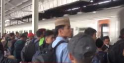 Mudik Lebaran, Ribuan Santri Padati Stasiun Jombang
