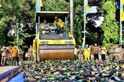 Anies Pimpin Operasi Pemusnahan 18.174 Botol Miras