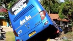 Hilang Kendali, Bus Doa Ibu Tabrak Bus Budiman di Garut, 3 Orang Luka