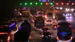 H-8 Lebaran, Antrean Panjang Kendaraan Terjadi di Gerbang Tol Cikampek Utama