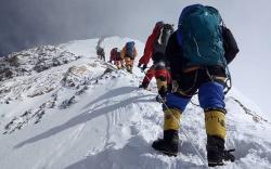 Keren, Pria Buta Ini Berhasil Mencapai Puncak Gunung Everest