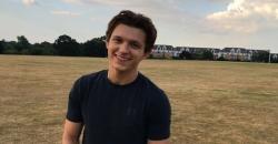 Tom Holland Dapat Wayang Kulit Spider-Man dari Seniman Surabaya