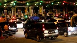 H-7 Lebaran, Antrean Kendaraan Pemudik Mengular di Gerbang Tol Cipali Cirebon