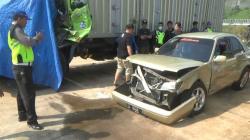 Gagal Salip Bus, Sedan Ditabrak Avanza di Jalan Tol Batang