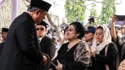 Megawati Tersenyum Bersalaman dengan SBY di Pemakaman Ani Yudhoyono