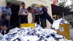 Polisi Musnahkan Ratusan Petasan, Ada yang Seukuran Ember<