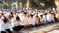 Anies Baswedan Salat Id di Balai Kota Bersama Keluarga, Warga dan Pejabat DKI