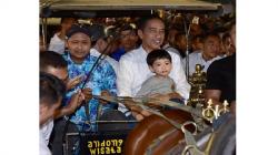 Jokowi Jalan-Jalan Bersama Cucu Jan Ethes ke Mal dan Naik Andong di Malioboro