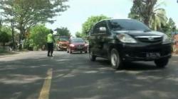 H+2 Lebaran, Arus Lalu Lintas Menuju Pantai Carita Macet Total