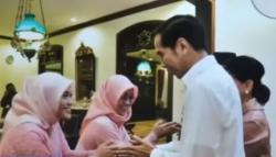 Warga Berebut Salaman di Depan Kediaman Jokowi di Solo