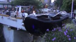 Kebut-kebutan, Sedan Hantam Tiang Listrik di Pasar Minggu, Sopir Tercebur Kali