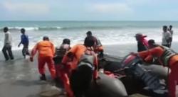 Mahasiswa Tewas Terseret Ombak Pantai Ketaping saat Selamatkan Adik