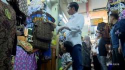 Jokowi dan Keluarga Belanja Batik di Pasar Beringharjo, Warga Berebut Berfoto