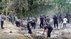 TNI dan Polri Bersama Warga Bersihkan Puing Kebakaran di Lokasi Bentrok Buton