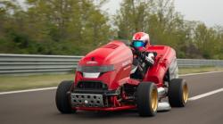 Lebih Kencang dari Mobil, Mesin Pemotong Rumput Ini Cetak Rekor Tercepat Dunia