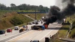 Tabrak Truk yang Kecelakaan, Innova Terbakar di Tol Malang-Pandaan