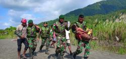 Video Satgas Yonif 755 Evakuasi Anak Penderita Malaria Tembus Sungai Mamberamo 120 Km