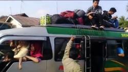 Ongkos Kurang, Penumpang Elf di Pandeglang Dipaksa Duduk di Atas Mobil