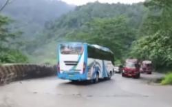 Detik-Detik Bus Tabrak 2 Truk BBM di Padang