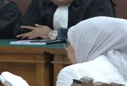 Video Ratna Sarumpaet Menangis saat Bacakan Pleidoi Kasus Berita Hoaks