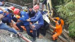 Ban Meletus, Dump Truk Tabrak Mobil Boks dan Truk hingga Masuk Jurang, 1 Tewas