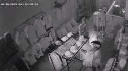 Pencuri Berjaket Ojek Online Gasak Ratusan Pakaian di Toko Distro Kota Medan