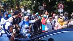 Protes PPDB, Puluhan Wali Murid di Surabaya Hadang Mobil Dinas dan Tutup Grahadi