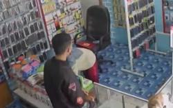 Video Perampokan Toko Ponsel di Agam, Pelaku Apes Tinggalkan Kartu Identitas