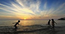 Indahnya Pantai Nongsa Batam Malam Hari, Bisa Lihat Gemerlap Lampu di Singapura