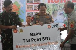 Panglima TNI dan Kapolri Kunjungi Pengungsi Korban Banjir di Konawe Utara