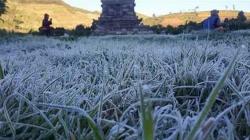 Suhu Minus 9 Derajat Celcius, Dieng Diselimuti Embun Es