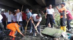 Saat Kapolda Sumut Pegang Sekop Turun Tangan Langsung Antisipasi Banjir
