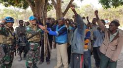 Warga Red Zone Serahkan AK-47 dan Ratusan Busur ke Satgas Indo RDB Monusco