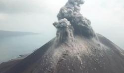 Rekaman CCTV Gunung Anak Krakatau Kembali Meletus