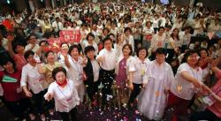 Aksi Perempuan Korsel Peloroti Celana di Acara Partai Dikecam