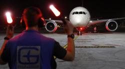 Segini Kisaran Gaji Tukang Parkir Pesawat Alias Marshaller, Berminat?