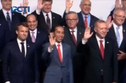 Sesi Foto Bareng KTT G-20 di Osaka, Jokowi Diapit Presiden Turki dan Prancis