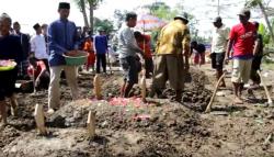 Isak Tangis Iringi Pemakaman Satu Keluarga Korban Kecelakaan Maut di Indramayu
