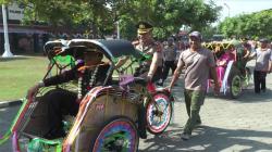 Kapolres Kendal Kayuh Becak Lepas 13 Anggota Polri yang Purna Tugas
