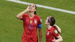 Cetak Gol ke Gawang Inggris, Alex Morgan Lakukan Selebrasi Nyeleneh
