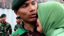 Tangis Haru Keluarga Antar Keberangkatan Satgas Pamtas RI-Malaysia ke Nunukan