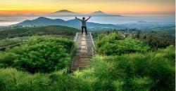 Indahnya Magelang dari Puncak Bukit Silancur, Awan Tipis Selimuti Perkebunan