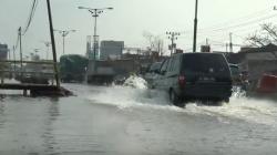 Tergenang Rob Setinggi 40 cm, Jalur Pantura Demak Macet 5 Km Lebih