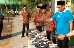 Video Viral Guru Madrasah Aliyah di Jombang Hancurkan Ratusan Ponsel Siswa