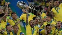 Dani Alves Persembahkan Titel Copa America 2019 untuk Tite dan Warga Brasil